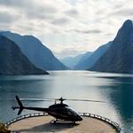 Helikopter over fjordlandskap